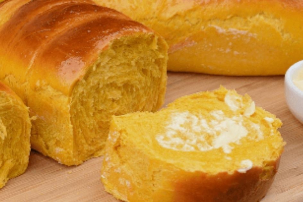 Pão de cenoura pro café ficar perfeito, com um cheiro delicioso que invade toda a cozinha e uma cor linda Pão de cenoura pro café ficar perfeito, com um cheiro delicioso que invade toda a cozinha e uma cor linda