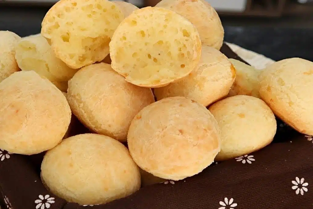 Pão de queijo caseiro crocante por fora e macio por dentro, perfeito com um cafézinho Pão de queijo caseiro crocante por fora e macio por dentro, perfeito com um cafézinho