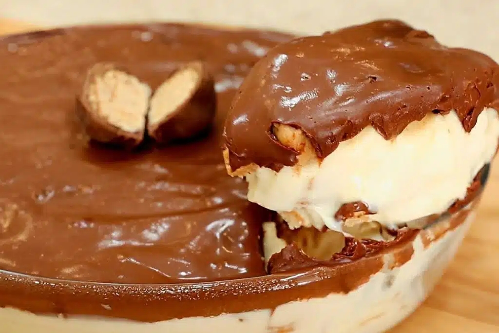 Pavê de sonho de valsa, uma sobremesa cremosa feita com biscoito maisena, ganache e bombons Pavê de sonho de valsa, uma sobremesa cremosa feita com biscoito maisena, ganache e bombons