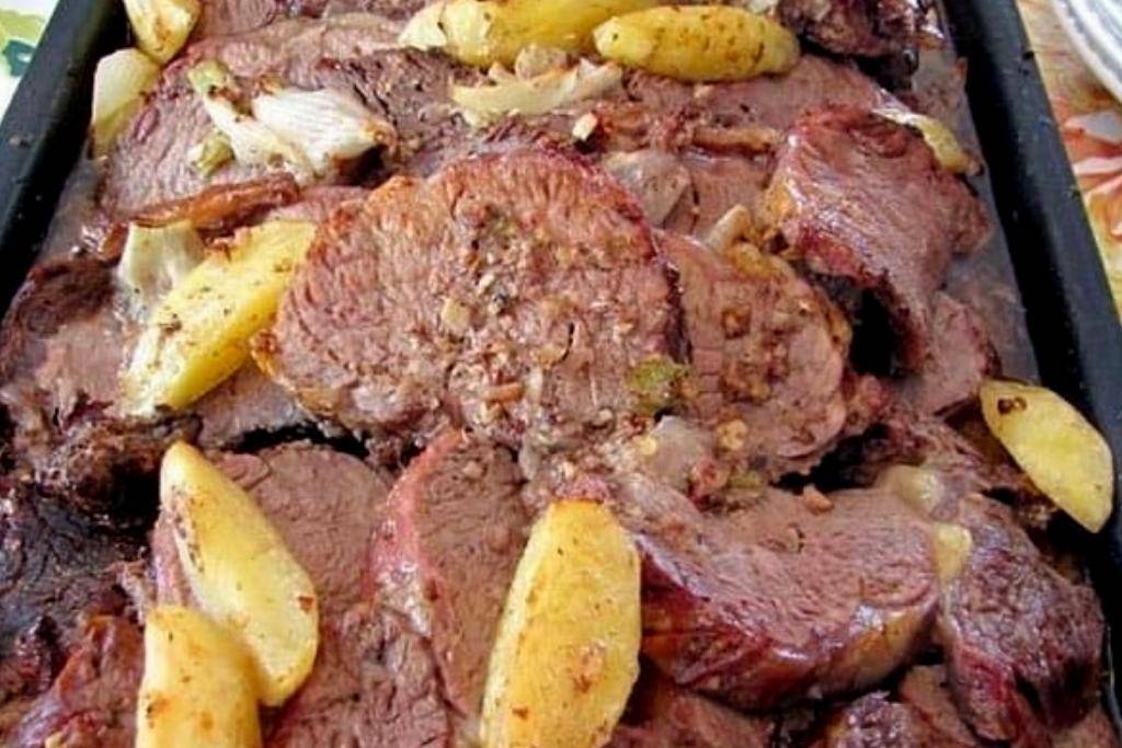 Picanha de forno com batatas, para a refeição da família todos ficarão de boca aberta Picanha de forno com batatas, para a refeição da família todos ficarão de boca aberta