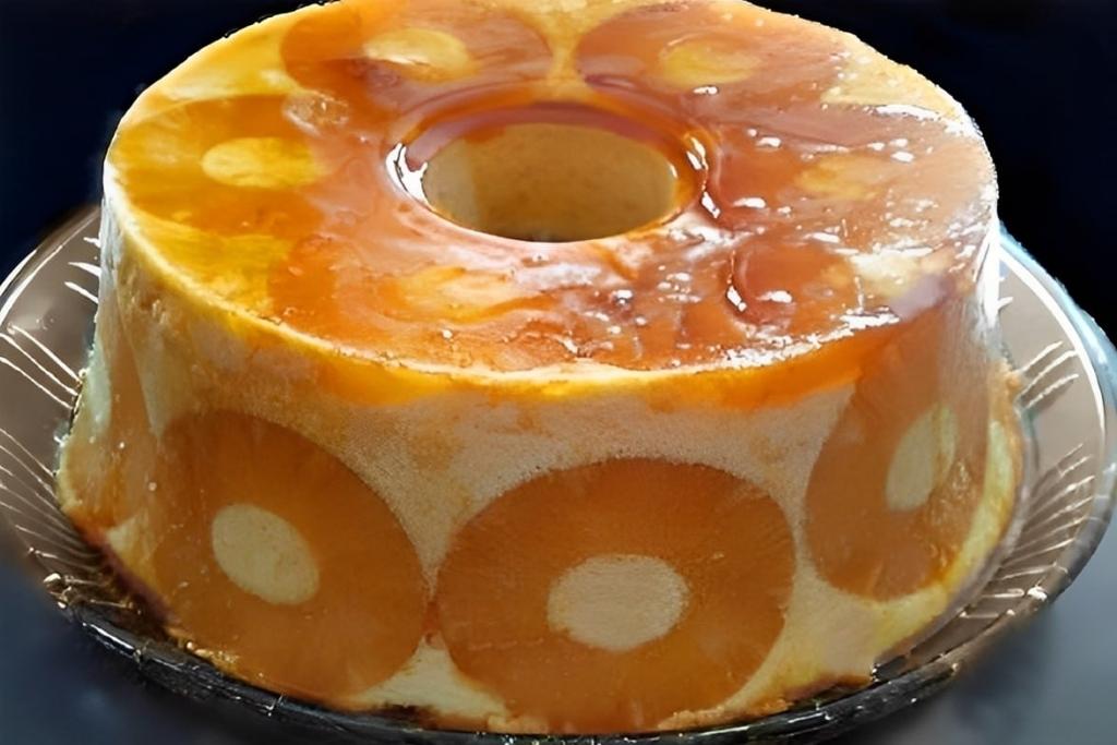 Pudim de abacaxi com a fruta, não vai ao forno é só bater os ingredientes e levar à geladeira Pudim de abacaxi com a fruta, não vai ao forno é só bater os ingredientes e levar à geladeira