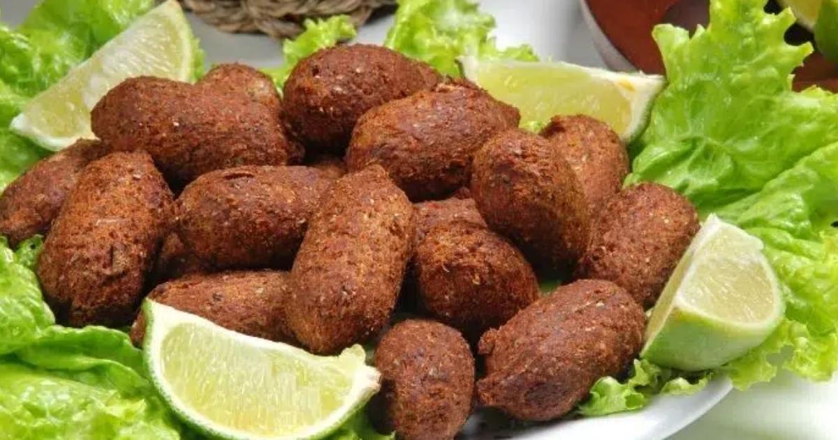 Quibe recheado cremoso por dentro, uma ótima opção para servir como petisco ou lanche Quibe recheado cremoso por dentro, uma ótima opção para servir como petisco ou lanche