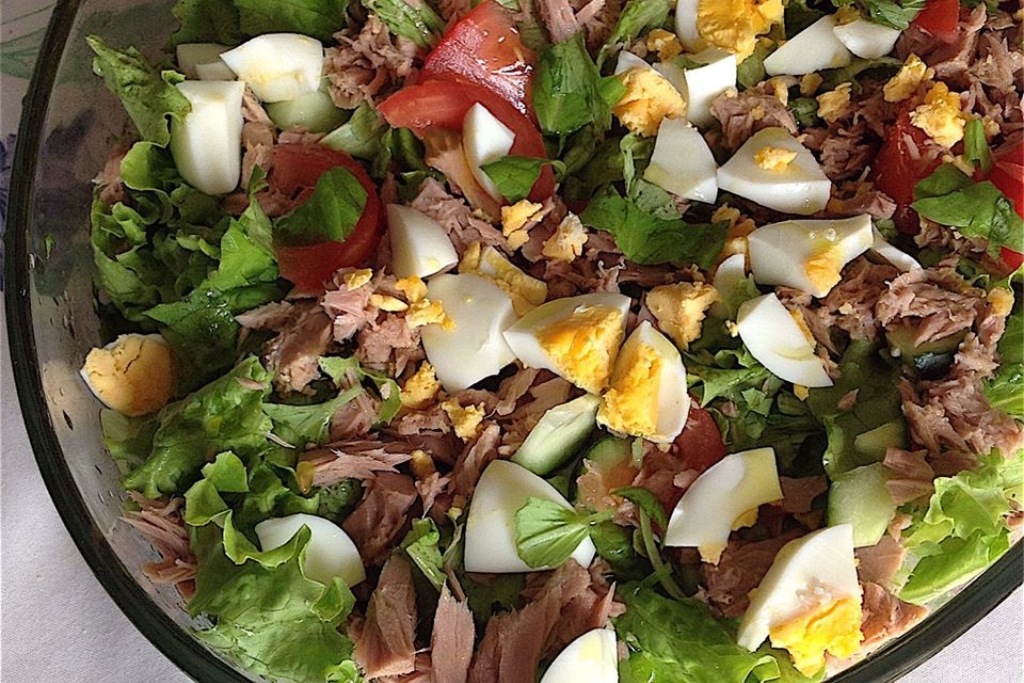 Salada de atum com ovo, para sair da mesmice faça essa salada diferente e deliciosa Salada de atum com ovo, para sair da mesmice faça essa salada diferente e deliciosa