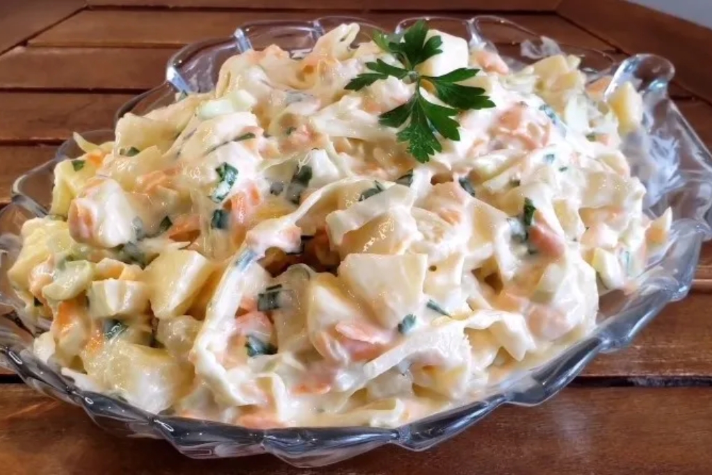 Salada de repolho cremosa, perfeita para entrada ou para comer com sanduíche Salada de repolho cremosa, perfeita para entrada ou para comer com sanduíche