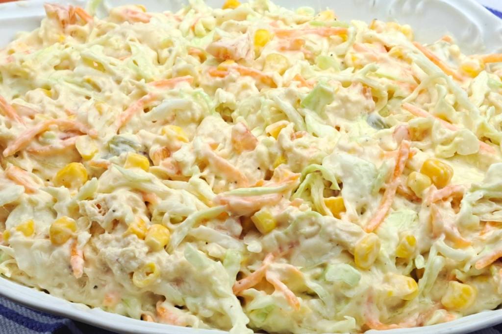Salada de repolho cremosa, uma combinação perfeita para acompanhar nossas refeições do dia-a-dia Salada de repolho cremosa, uma combinação perfeita para acompanhar nossas refeições do dia-a-dia