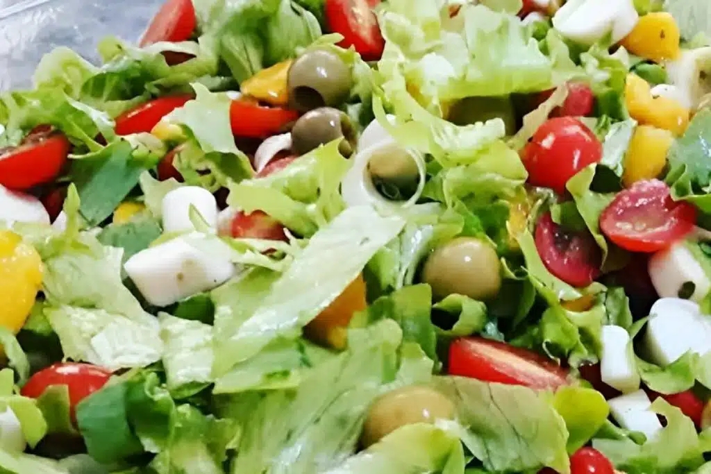 Salada tropical, leve e saborosa salada para acompanhar nossas refeições Salada tropical, leve e saborosa salada para acompanhar nossas refeições