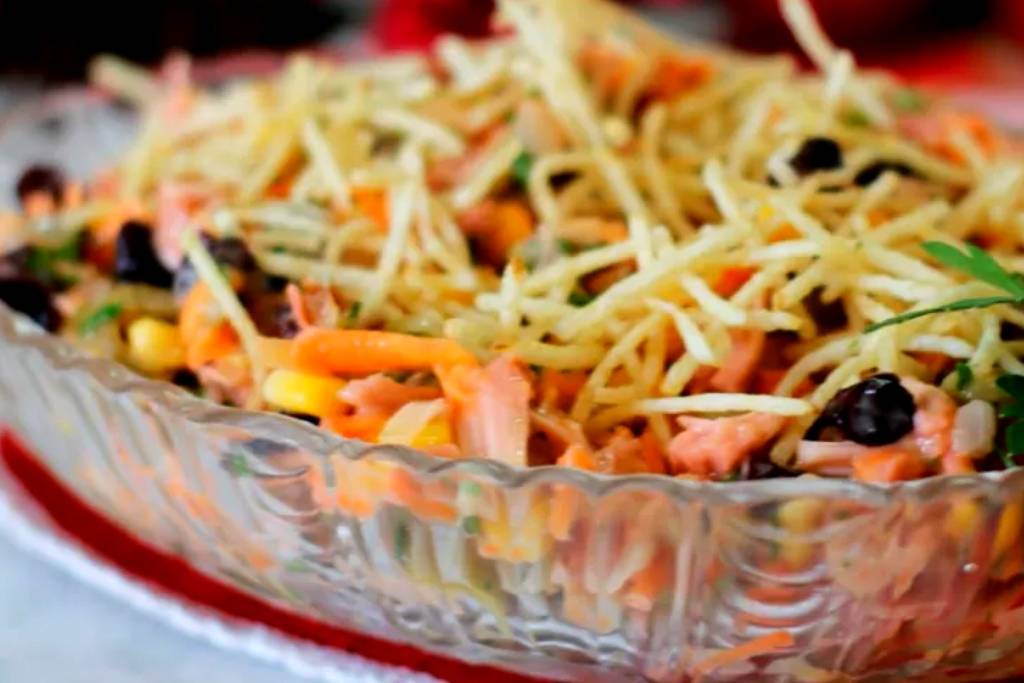Salpicão fácil de bacalhau, é uma opção de acompanhamento para incluir no cardápio da família Salpicão fácil de bacalhau, é uma opção de acompanhamento para incluir no cardápio da família