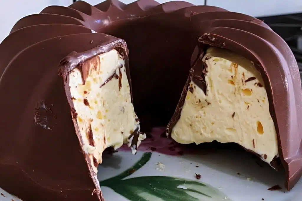 Sobremesa bombom gigante que é uma delícia, muito fácil de fazer e que todo mundo adora Sobremesa bombom gigante que é uma delícia, muito fácil de fazer e que todo mundo adora