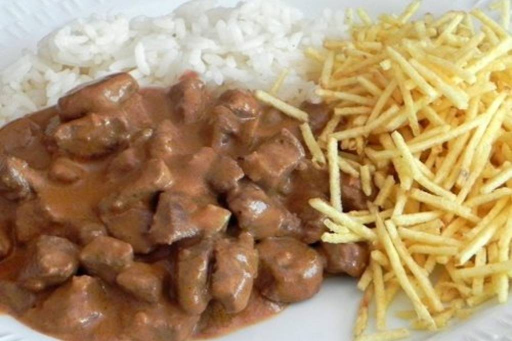Strogonoff de carne, o favoritinho dos brasileiros super cremoso Strogonoff de carne, o favoritinho dos brasileiros super cremoso