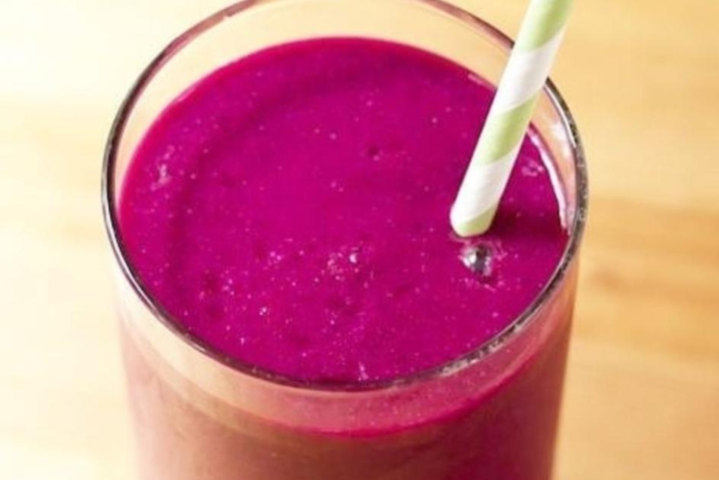 Suco de açaí com banana e laranja refrescante e delicioso Suco de açaí com banana e laranja refrescante e delicioso