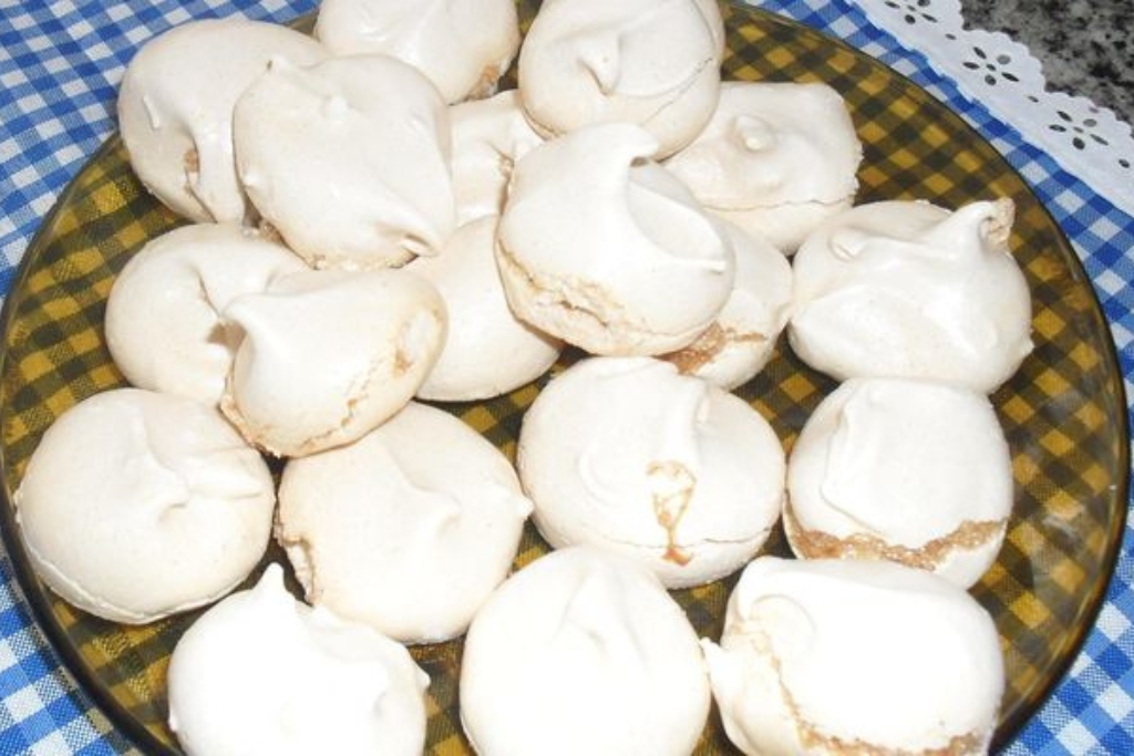 Suspiro caseiro, esse docinho tradicional da cozinha de vó, que vai alimentar sua memória afetiva Suspiro caseiro, esse docinho tradicional da cozinha de vó, que vai alimentar sua memória afetiva