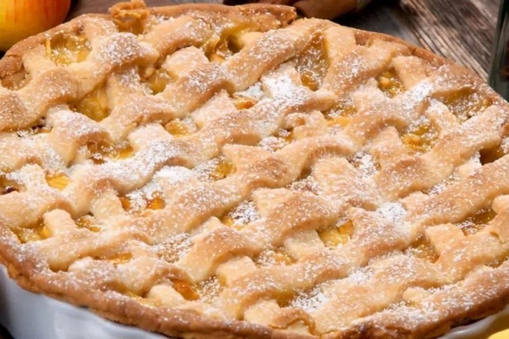 Torta de maçã deliciosa, que deixa um delicioso perfume no ar quando está no forno Torta de maçã deliciosa, que deixa um delicioso perfume no ar quando está no forno