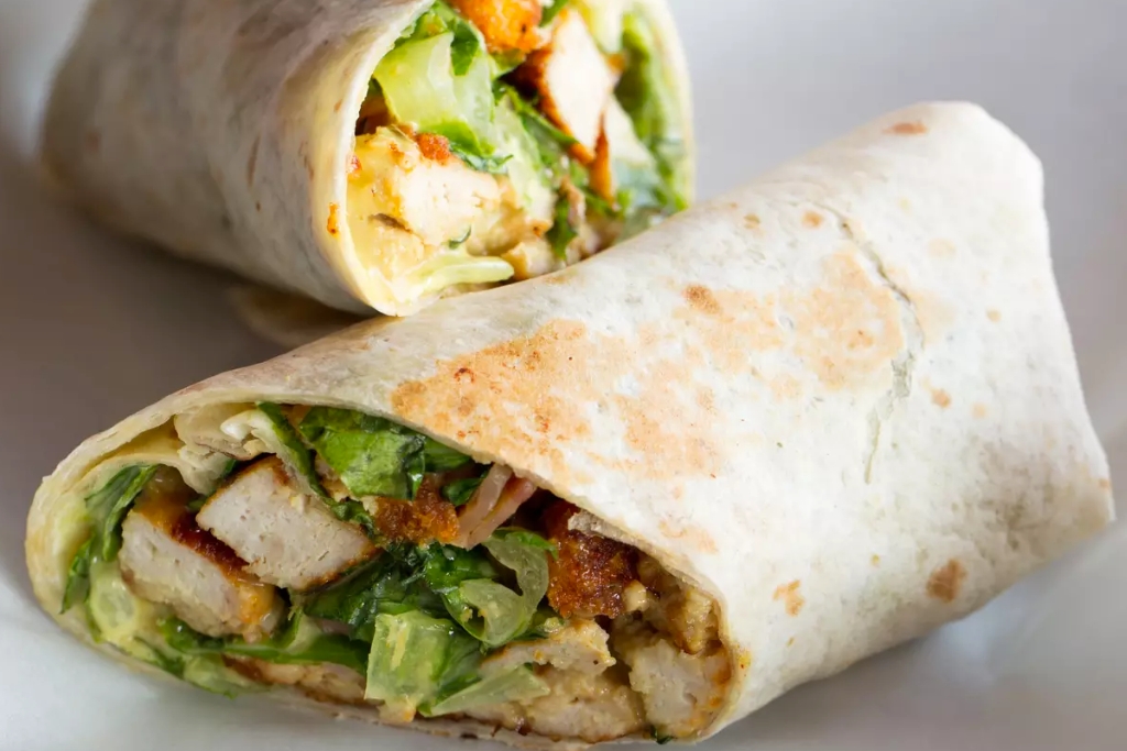 Wrap de frango com salada, lanche leve e delicioso Wrap de frango com salada, lanche leve e delicioso