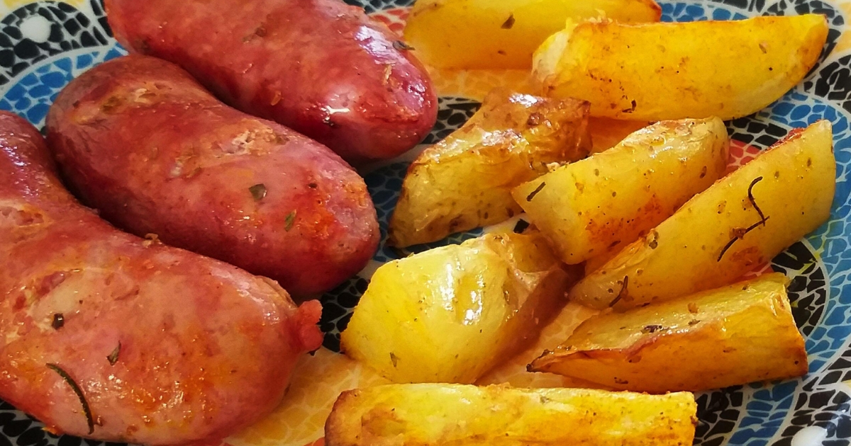 Linguiça assada com batatas no forno uma receita rápida para a correria Linguiça assada com batatas no forno uma receita rápida para a correria