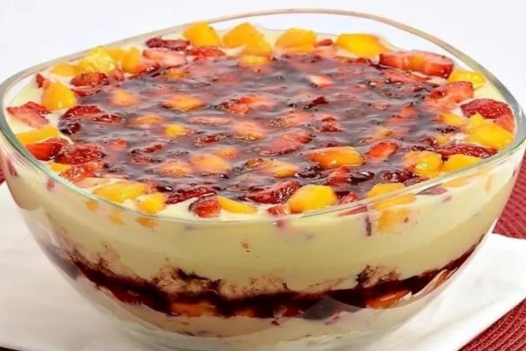Pavê de panetone e frutas, além de ficar lindo é maravilhoso e todo mundo ama Pavê de panetone e frutas, além de ficar lindo é maravilhoso e todo mundo ama