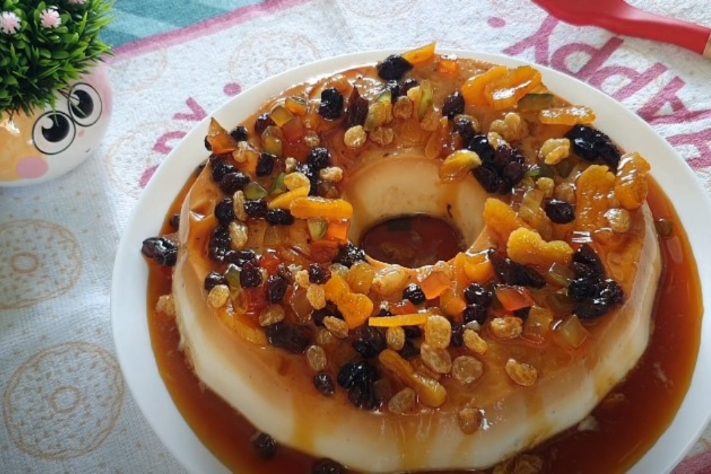 Pudim de panetone um pudim firme com frutas que é sucesso no natal Pudim de panetone um pudim firme com frutas que é sucesso no natal
