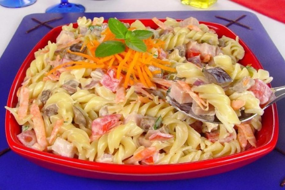 salada de macarrão com sobras de peru de Natal