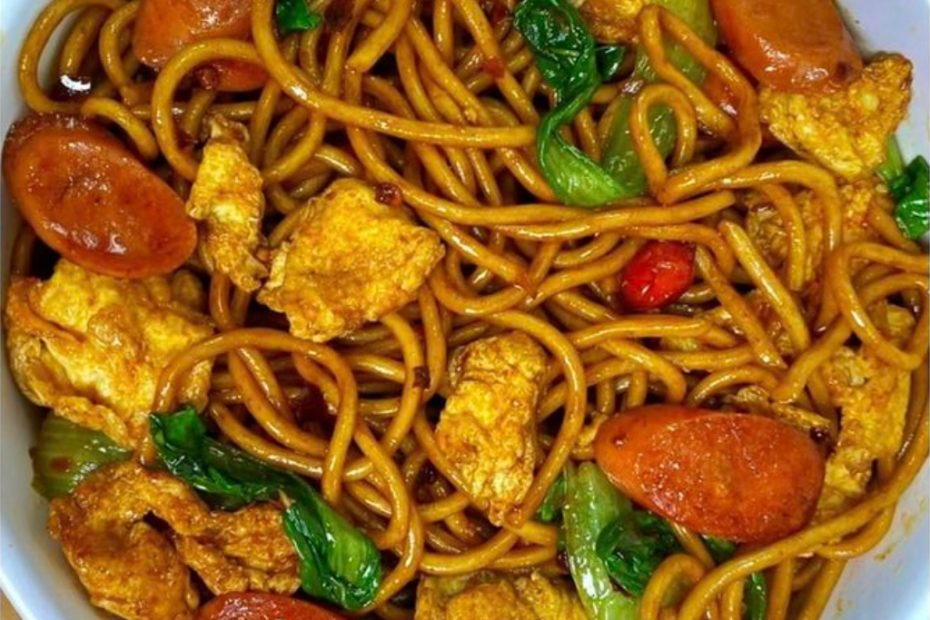 Yakisoba de Salsicha com aquele pedacinho de frango e legumes fica tudo de bom